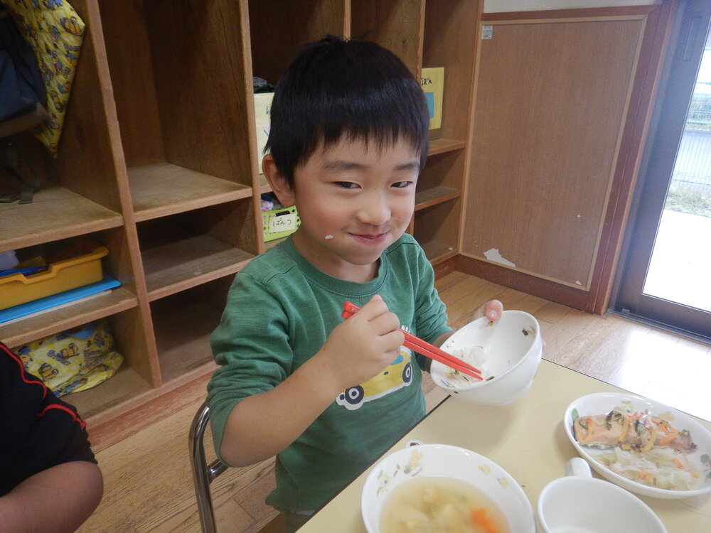 ふりかけご飯を食べている様子 (2)