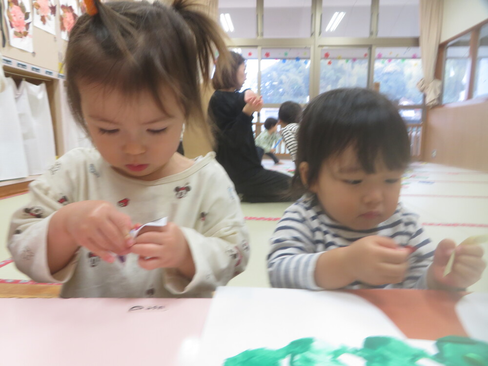 シール貼りの様子 (3)
