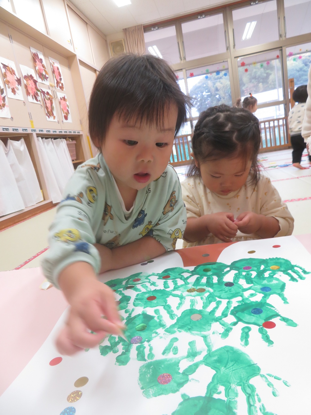 シール貼りの様子 (5)