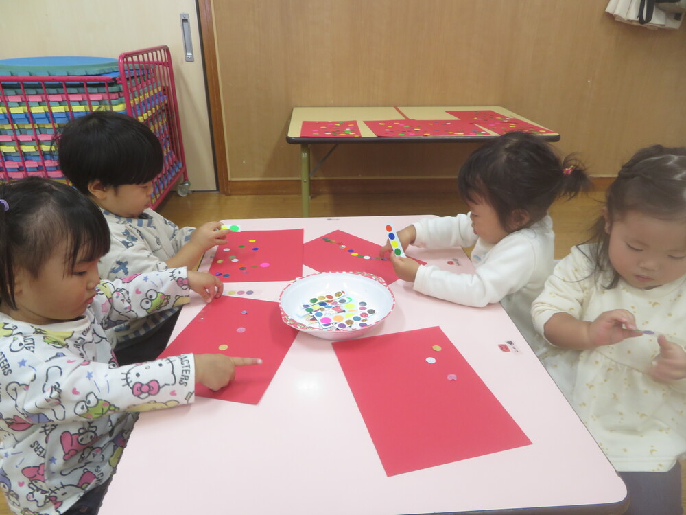 シール貼りの様子 (2)