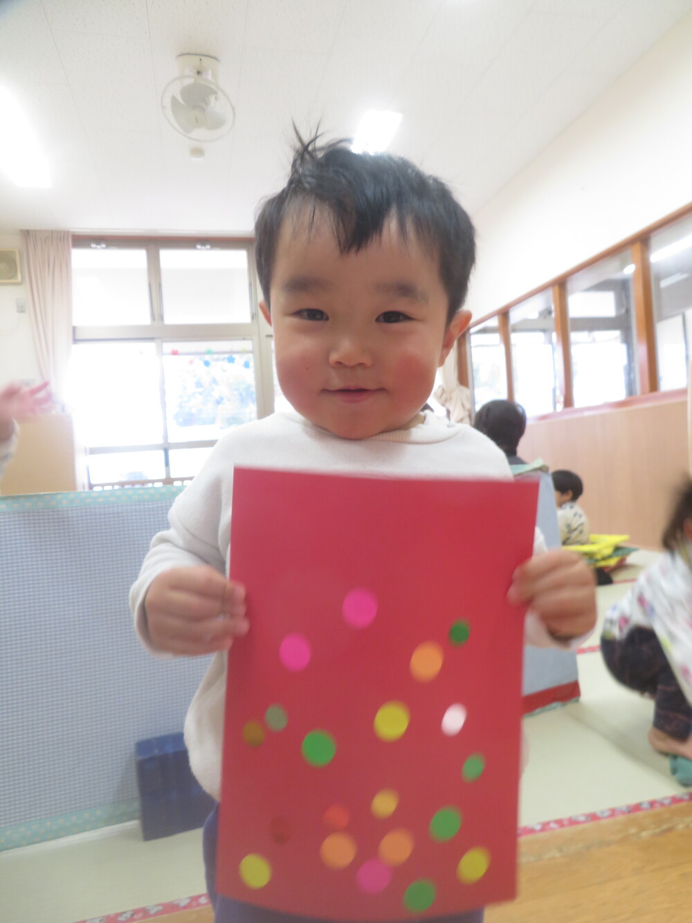 シール貼りの様子 (6)