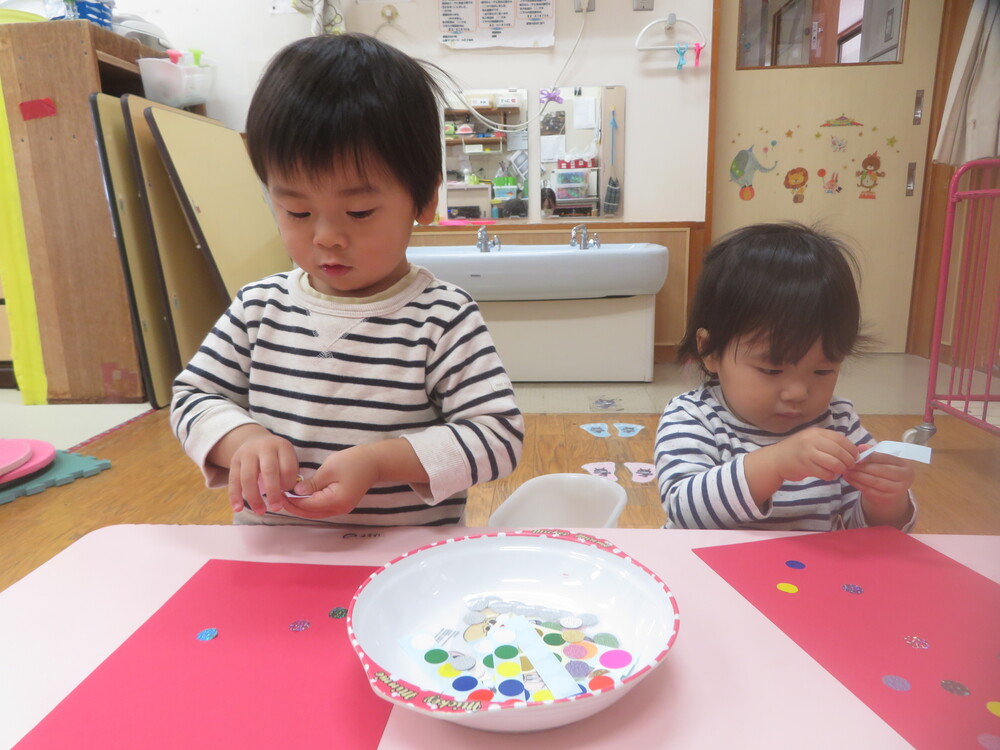 シール貼りをしている様子