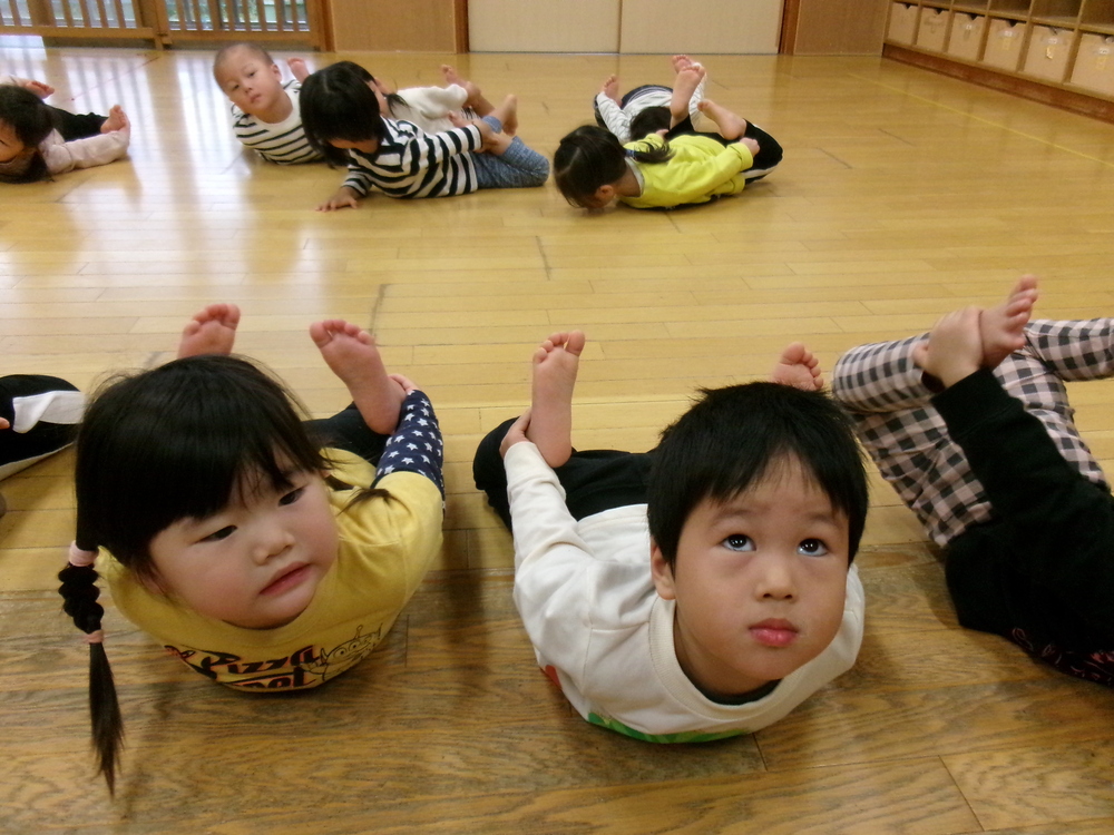 リズムをする子ども