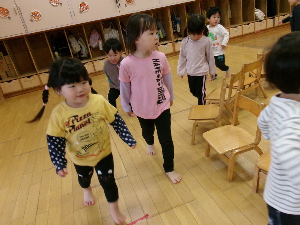 イス取りゲームをする子ども (2)