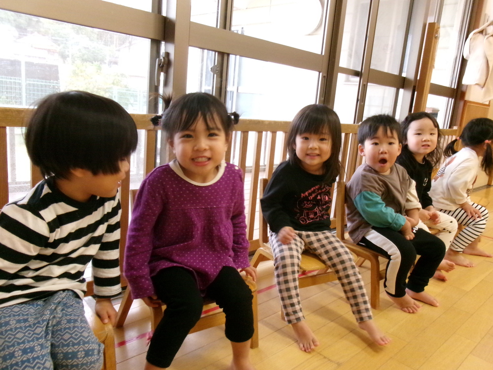 イス取りゲームをする子ども (4)