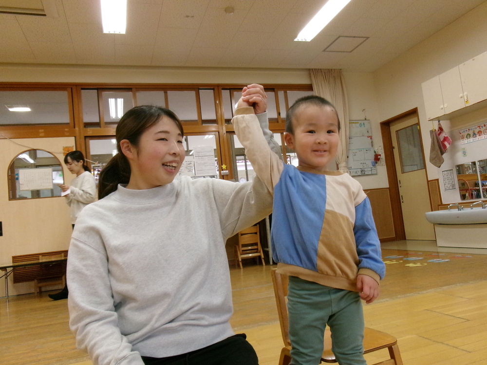 イス取りゲームをする子ども (5)