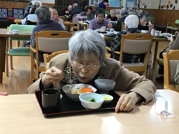 食事中です