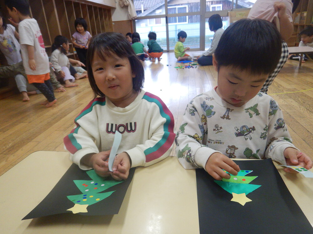 クリスマスツリーの製作をしている様子 (4)