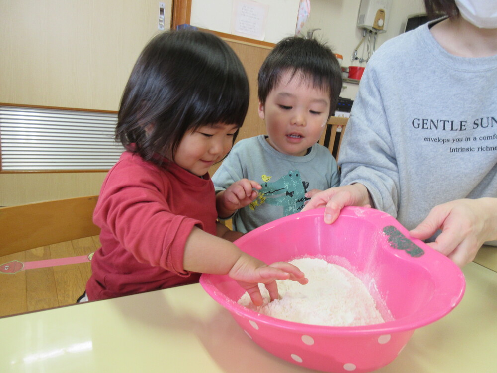 小麦粉ねんどで遊んでいる様子 (1)