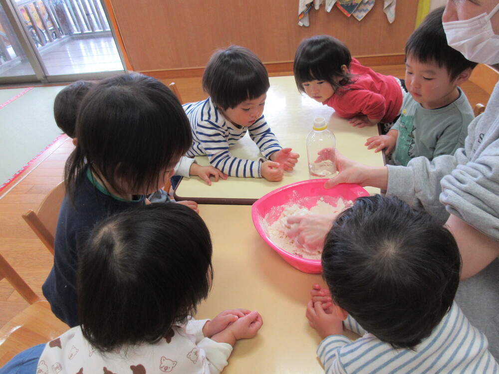 小麦粉ねんどで遊んでいる様子 (2)
