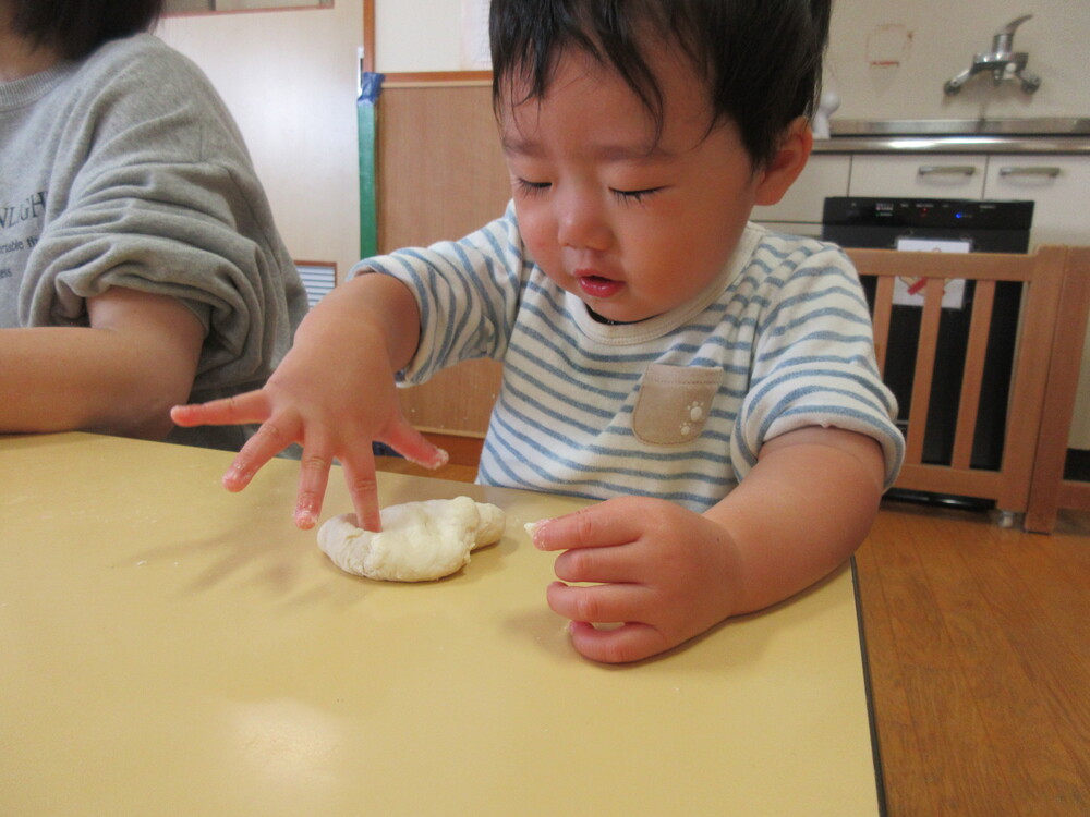 小麦粉ねんどで遊んでいる様子 (4)