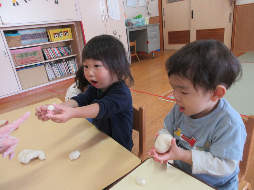 小麦粉ねんどで遊んでいる様子 (5)