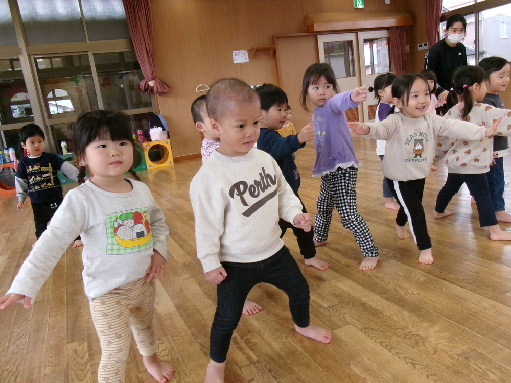 遊戯室で遊んでいる様子 (1)