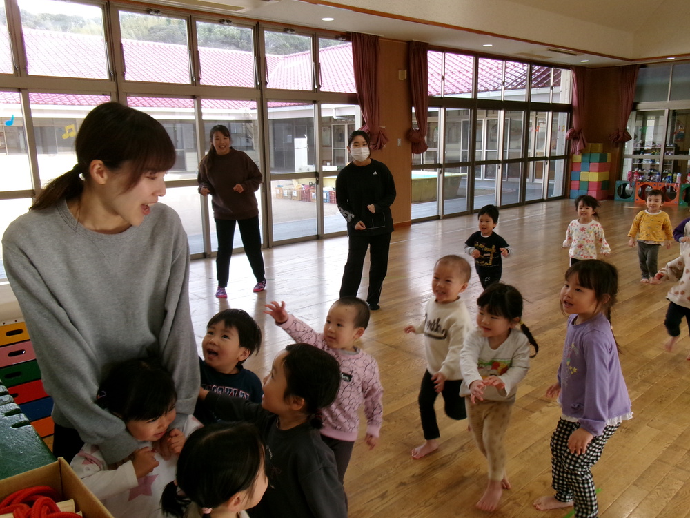 遊戯室で遊んでいる様子 (2)