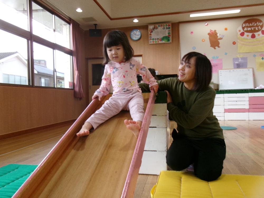 遊戯室で遊んでいる様子 (3)