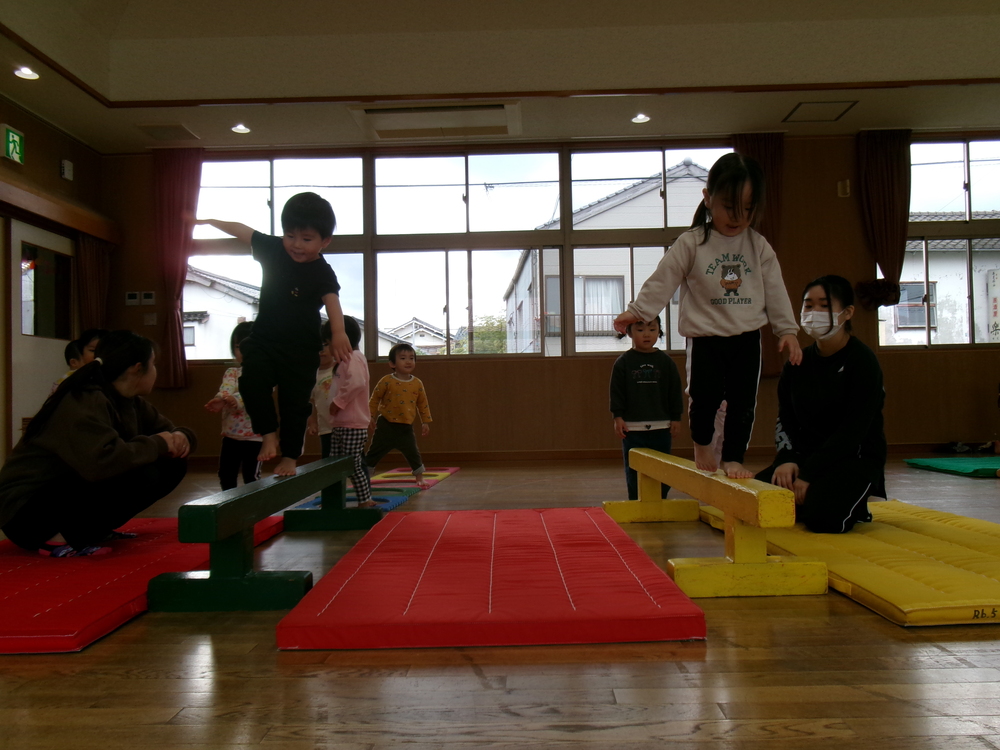 遊戯室で遊んでいる様子 (4)