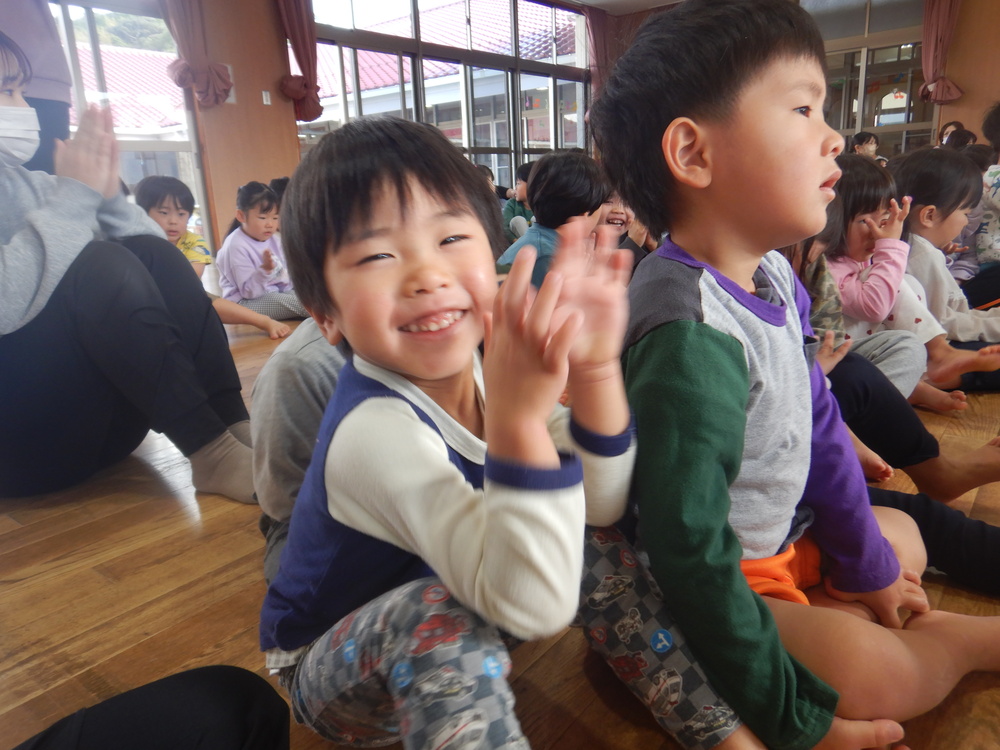 拍手をする男の子