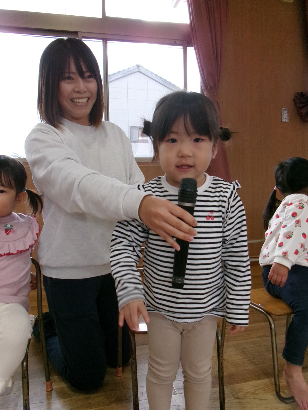 誕生会に参加する子ども (2)