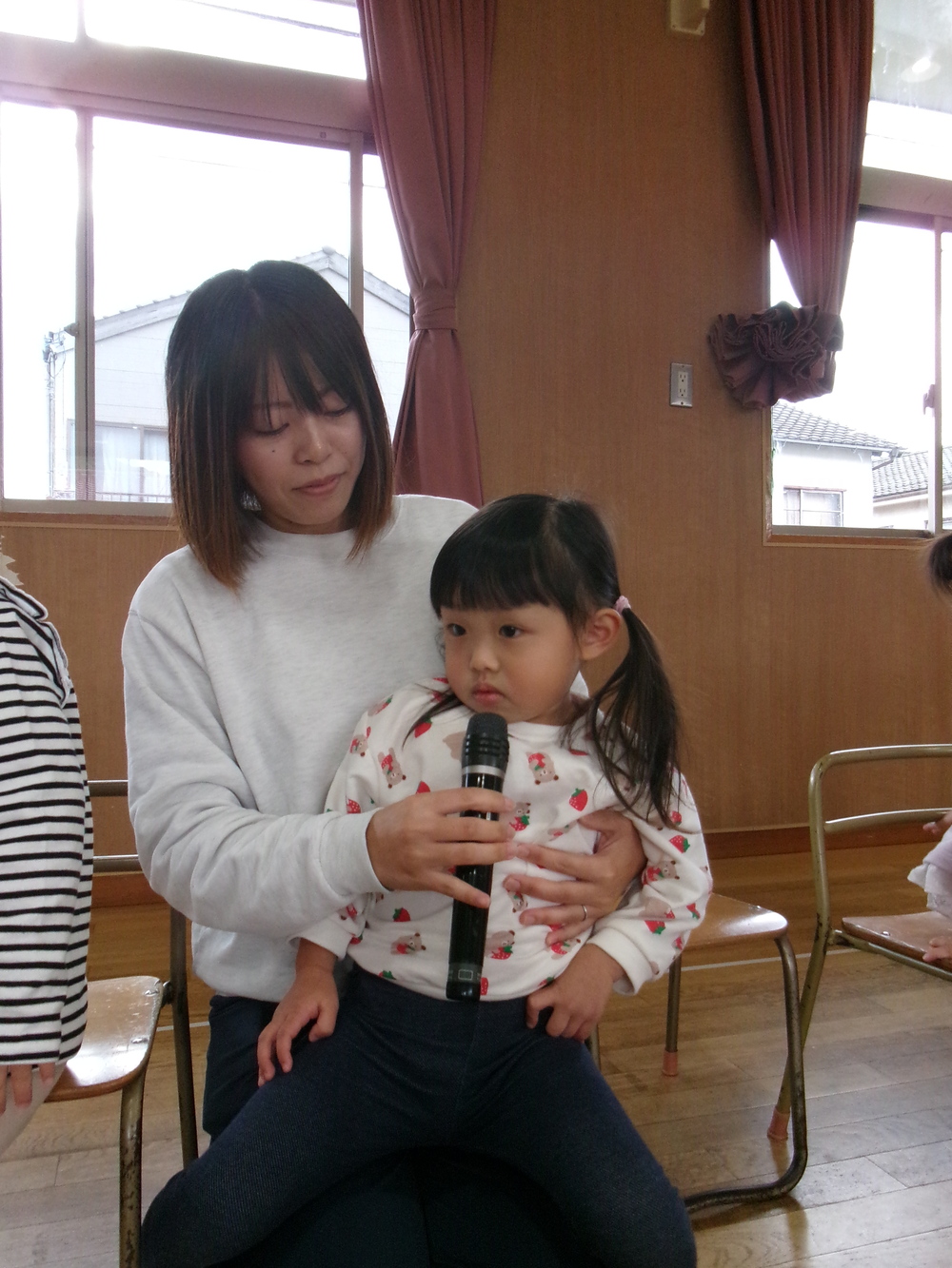 誕生会に参加する子ども (3)