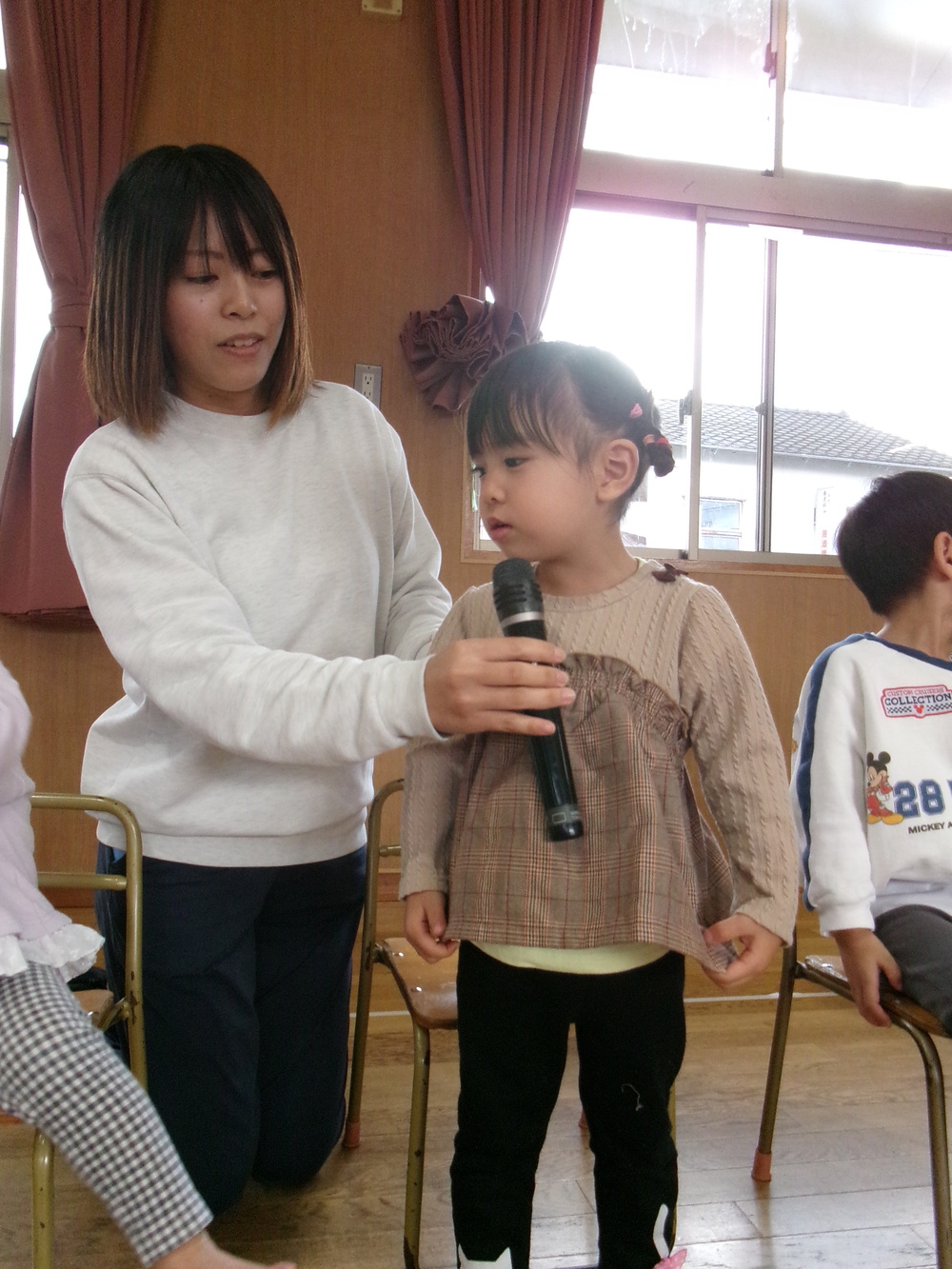 誕生会に参加する子ども (5)