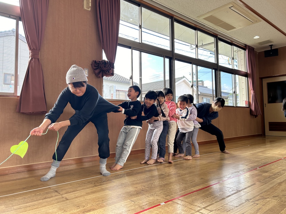 誕生会に参加する子ども (8)