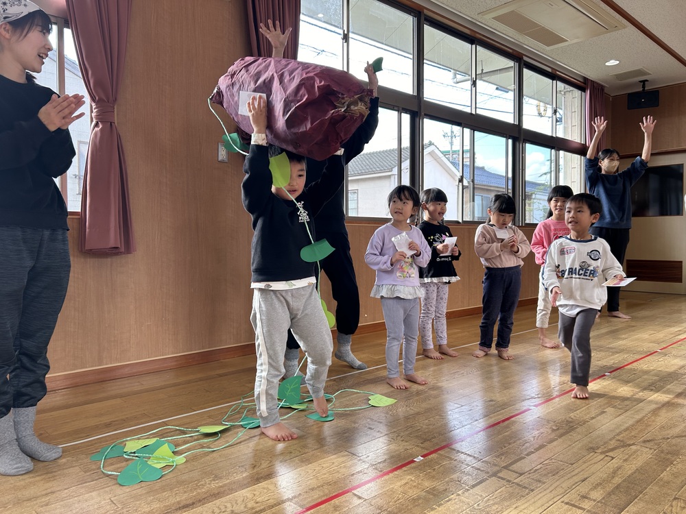 誕生会に参加する子ども (9)
