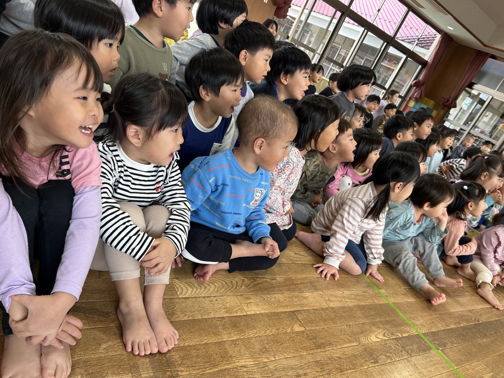 誕生会に参加する子ども (7)