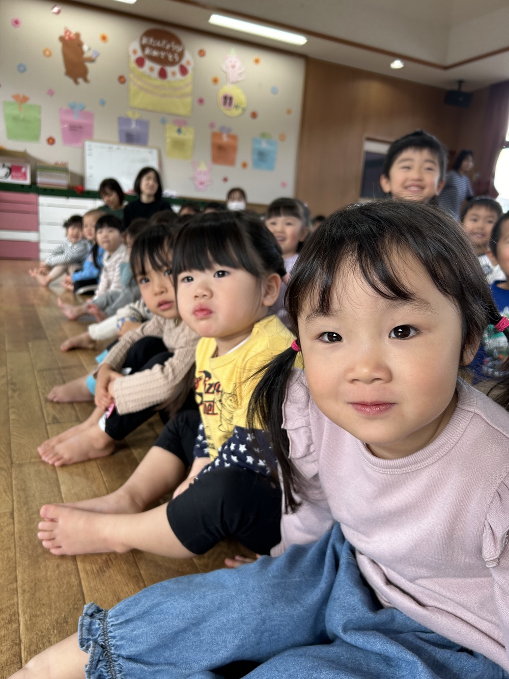 誕生会に参加する子ども (6)