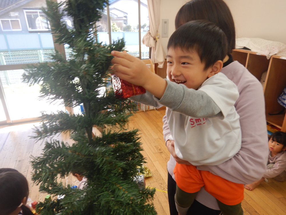 クリスマスツリーの飾りつけ