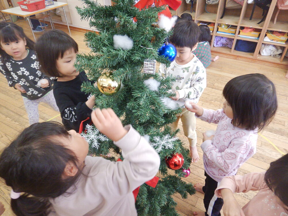 クリスマスツリーの飾りつけ
