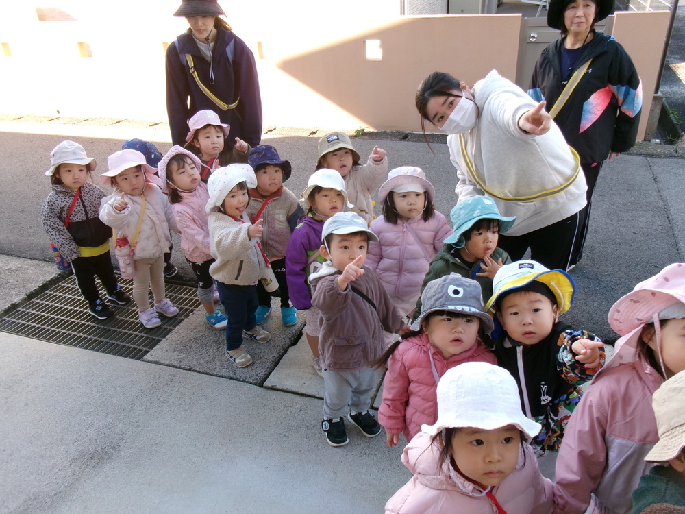 散歩を楽しむ子ども (2)