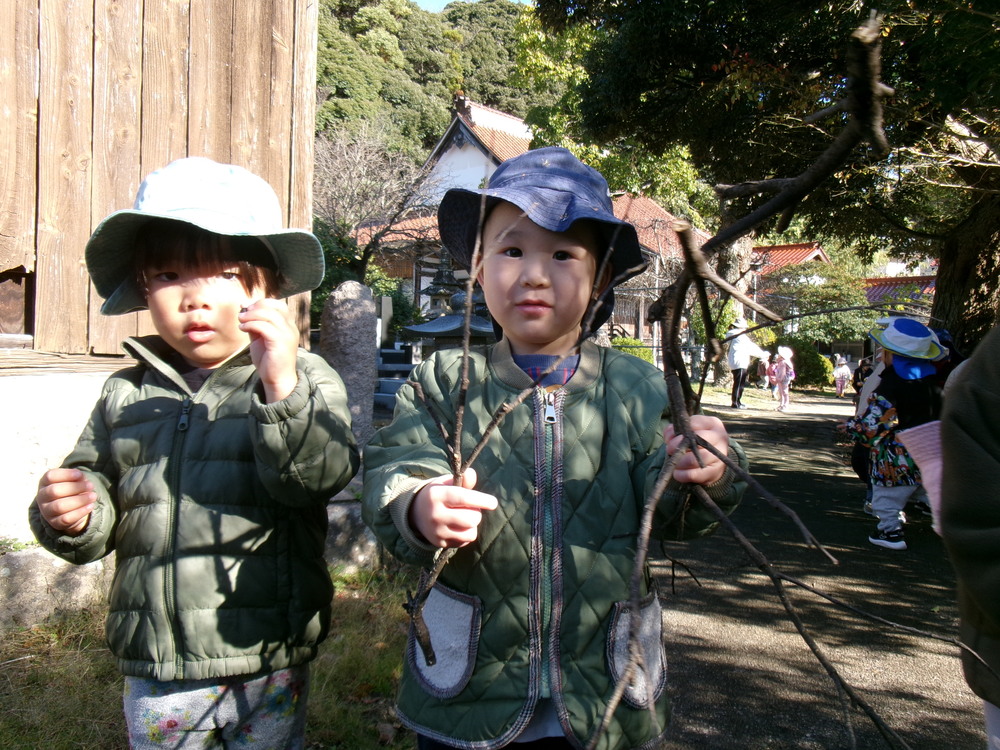散歩を楽しむ子ども (4)