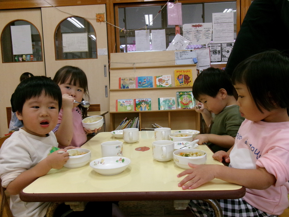 給食を食べる子ども (1)