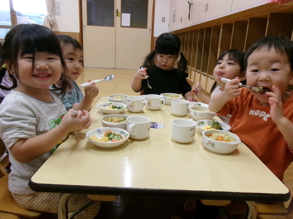 給食を食べる子ども (2)