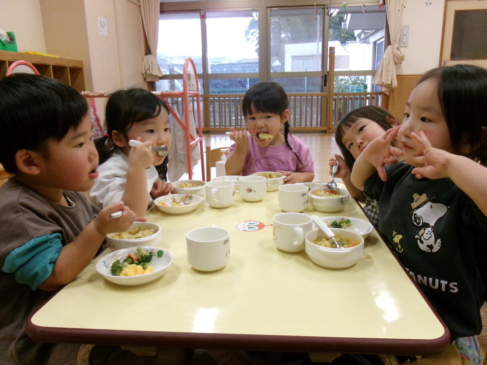 給食を食べる子ども (3)