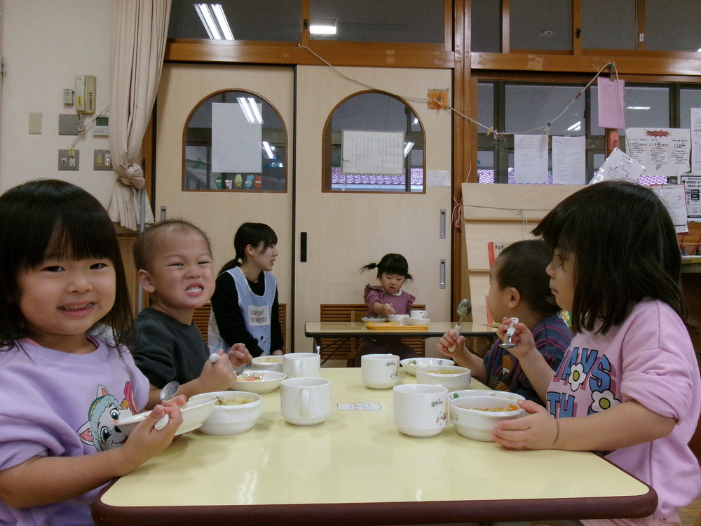 給食を食べる子ども (4)