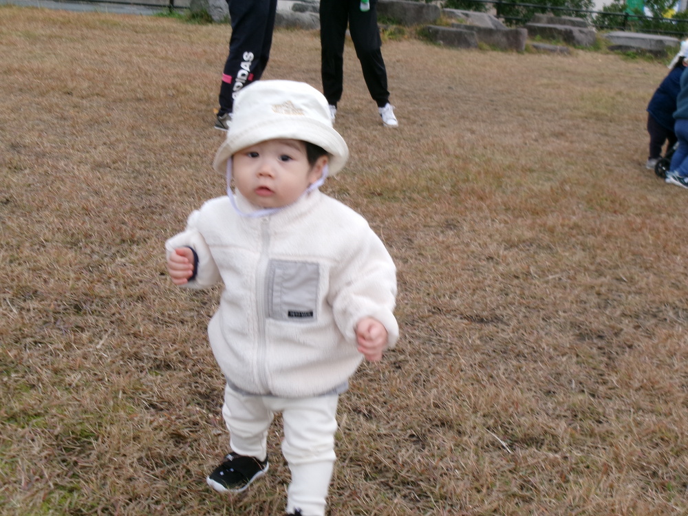 広場を歩く子ども