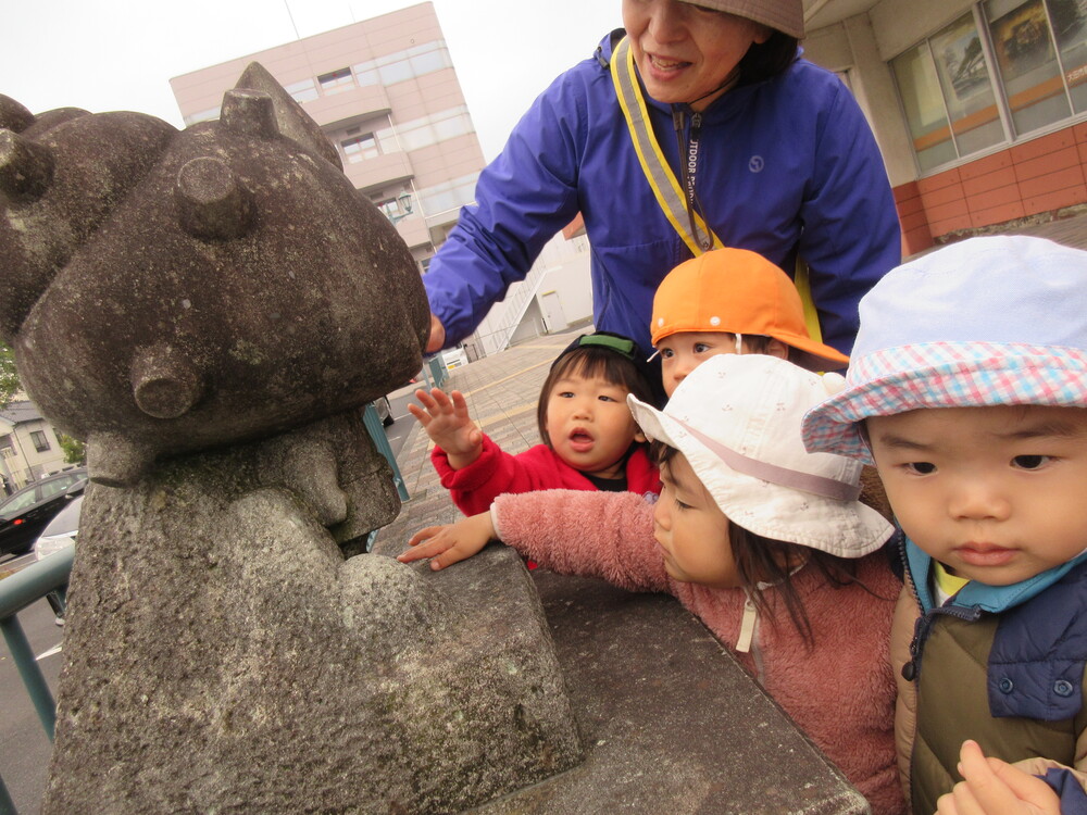 らとちゃんを触っている様子