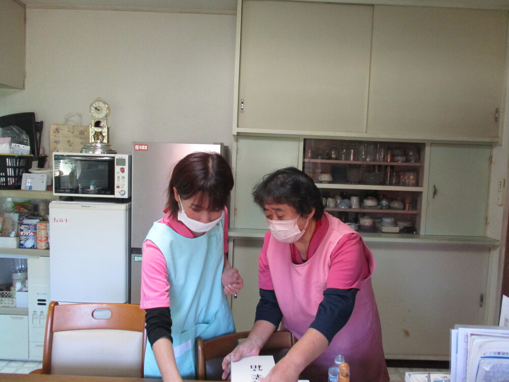 同行したヘルパーに指導してもらう。