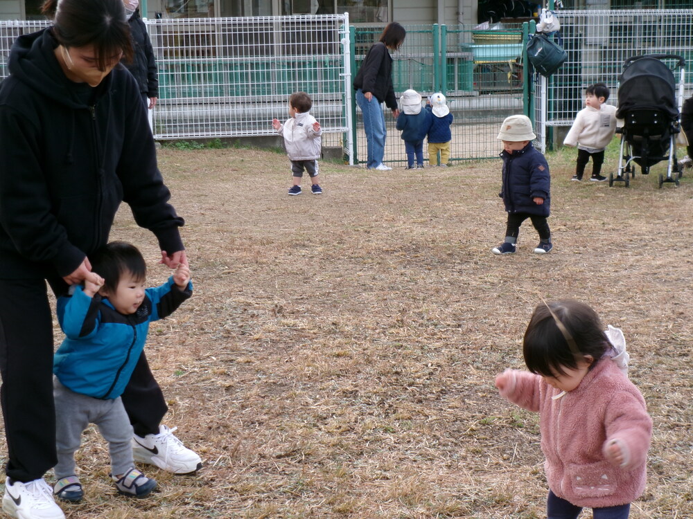 新園庭で遊ぶ様子
