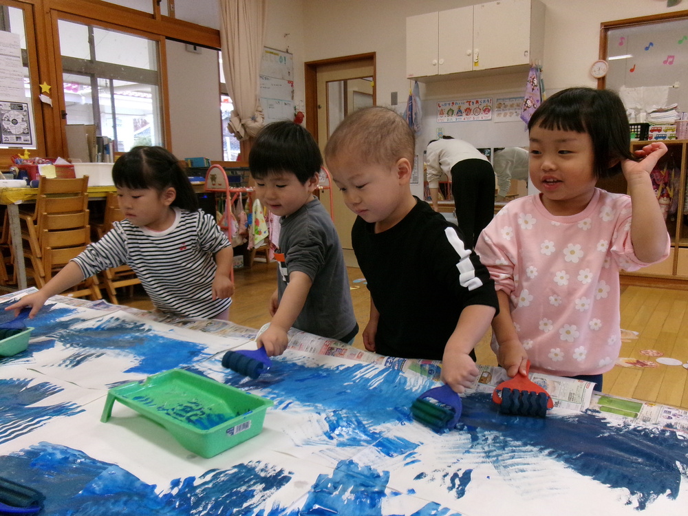 製作を楽しむ子ども (2)