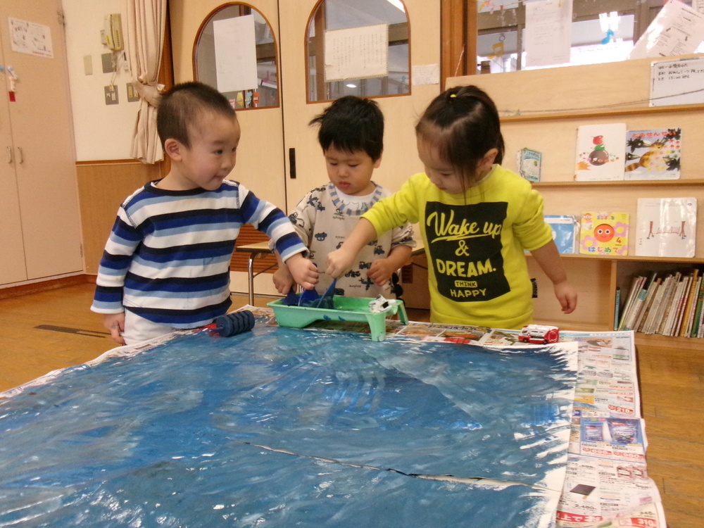 製作を楽しむ子ども (3)