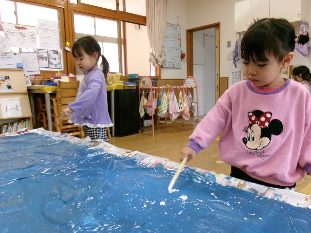 製作を楽しむ子ども (4)