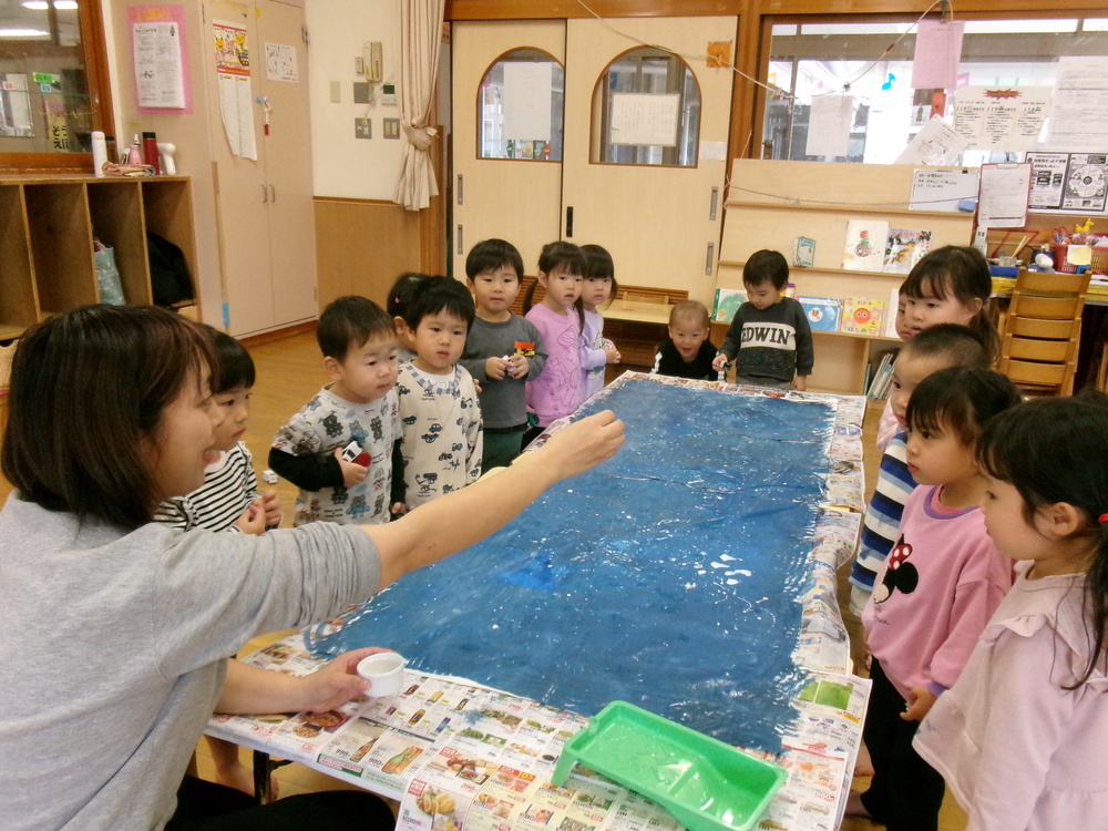 製作を楽しむ子ども (5)