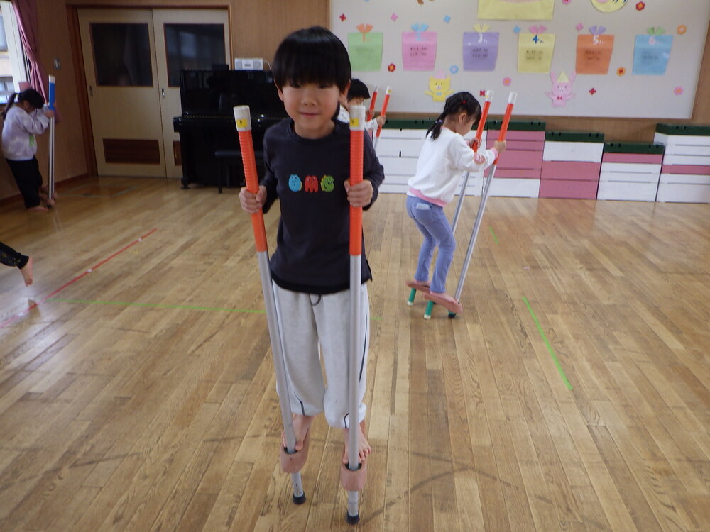 竹馬をしている
