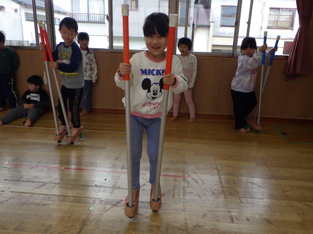 竹馬をしている