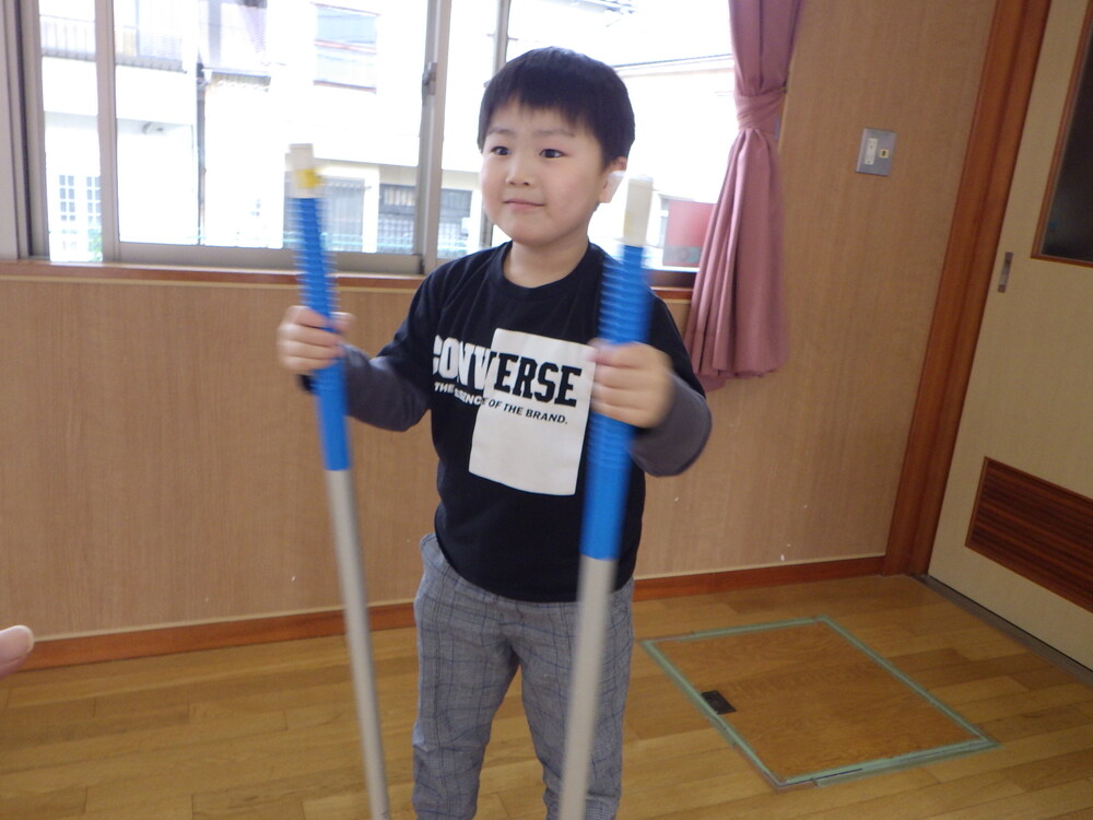 竹馬をしている