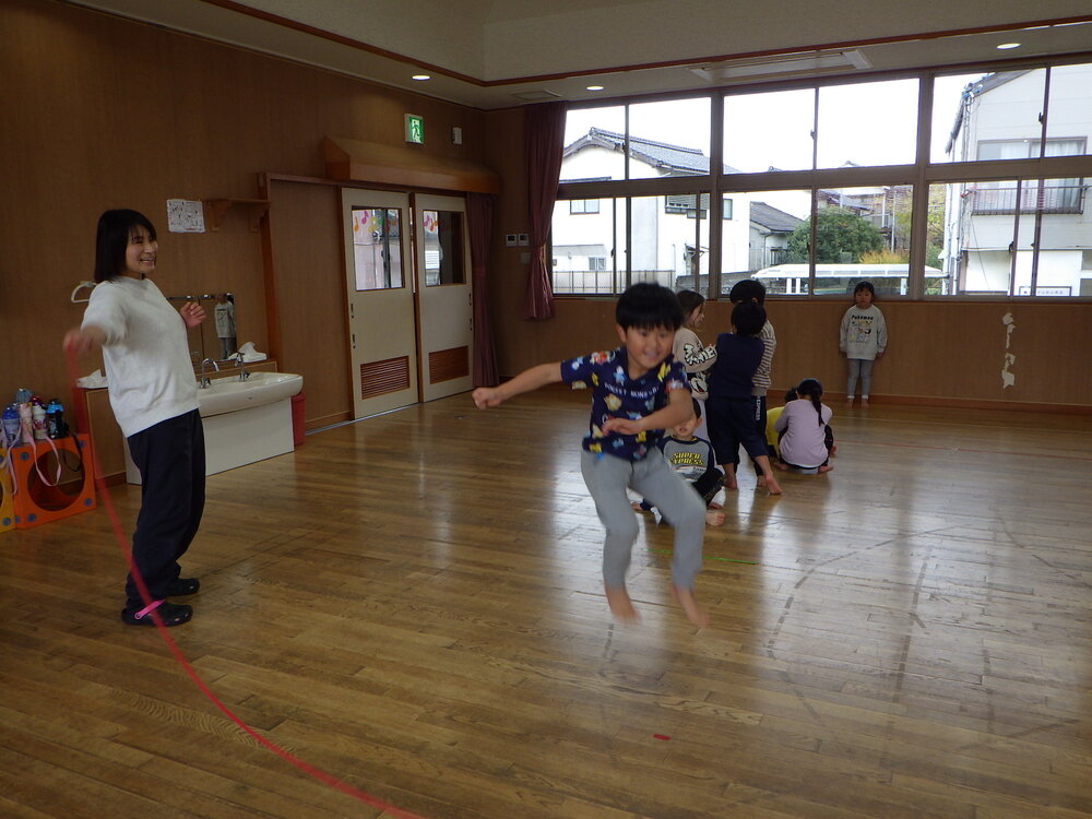 縄跳びをしている