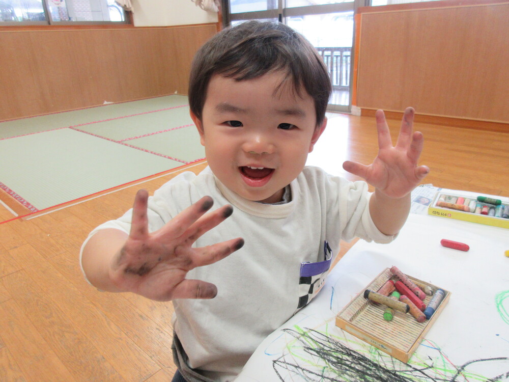 お絵かきしている