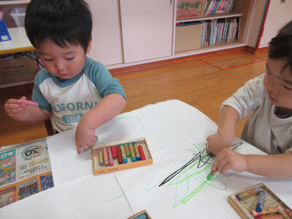 お絵かきしている